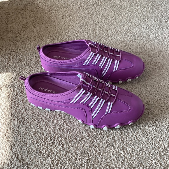 NIB Women’s magenta wide width slip on shoes - Picture 3 of 8